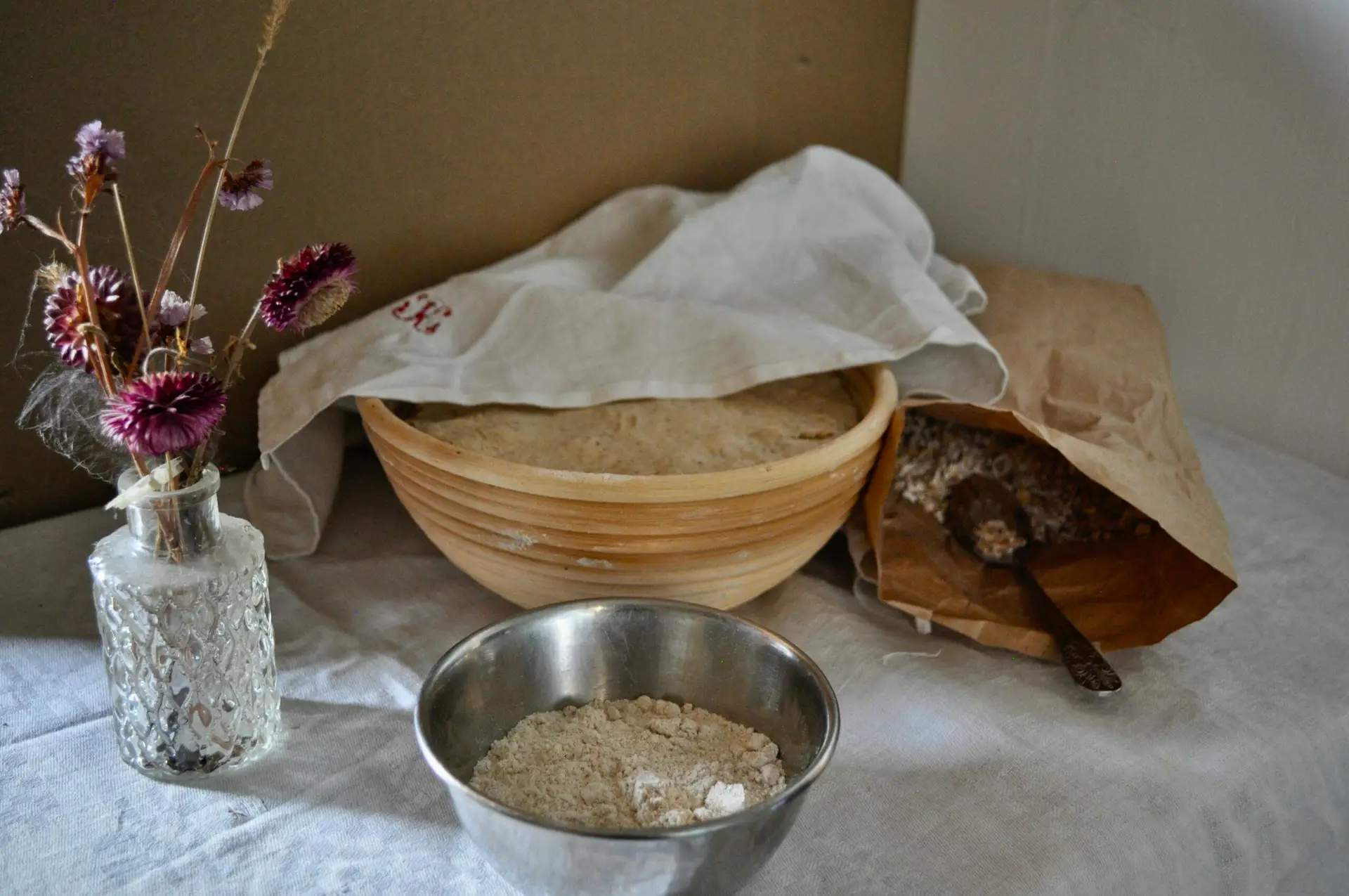  glutenfreier Brotteig im Gärkörbchen