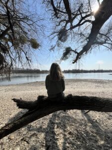 Frau mit Blick zur Donau