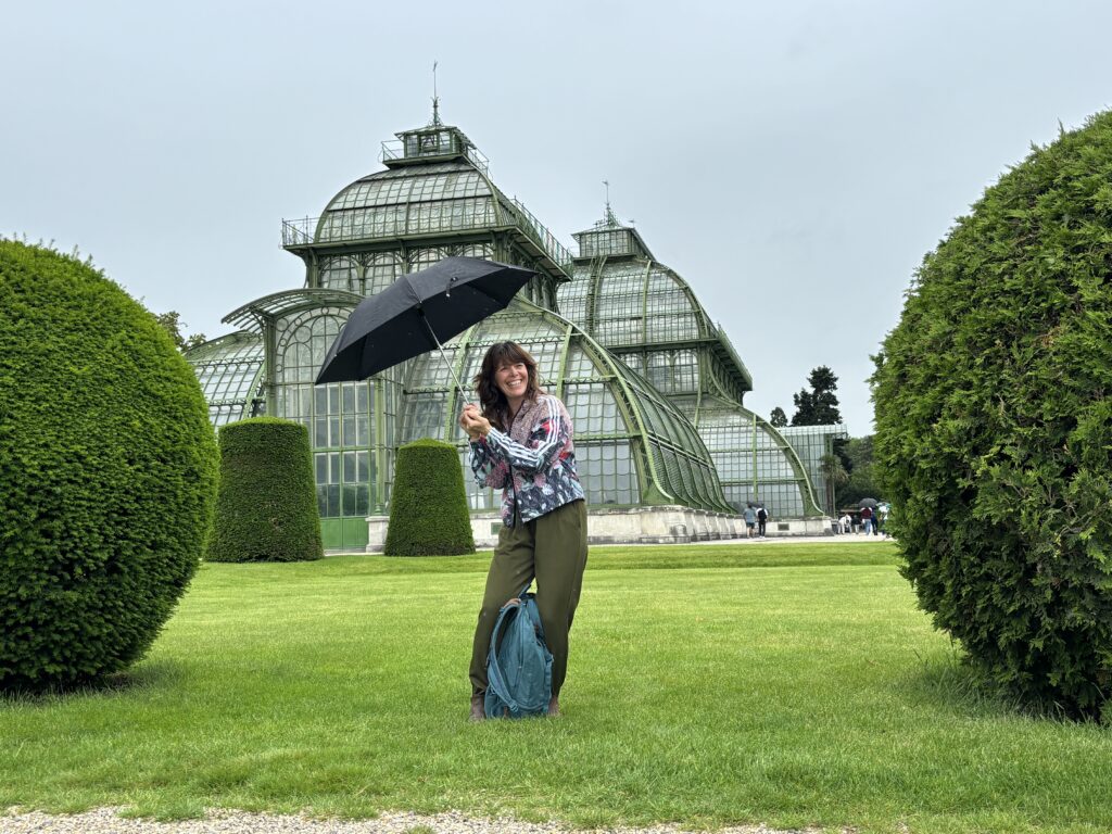 Soilitude mit Regenschirm vor historischen Gebäude