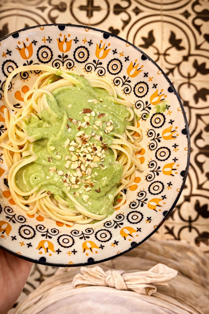 Spaghetti mit grüner Sauce und Nüssen