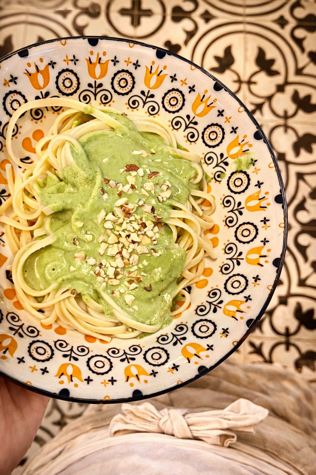 Spaghetti mit grüner Sauce und Nüssen